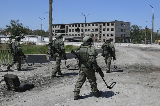 Разминирование территории комбината "Азовсталь" и бывших позиций ВСУ в Мариуполе