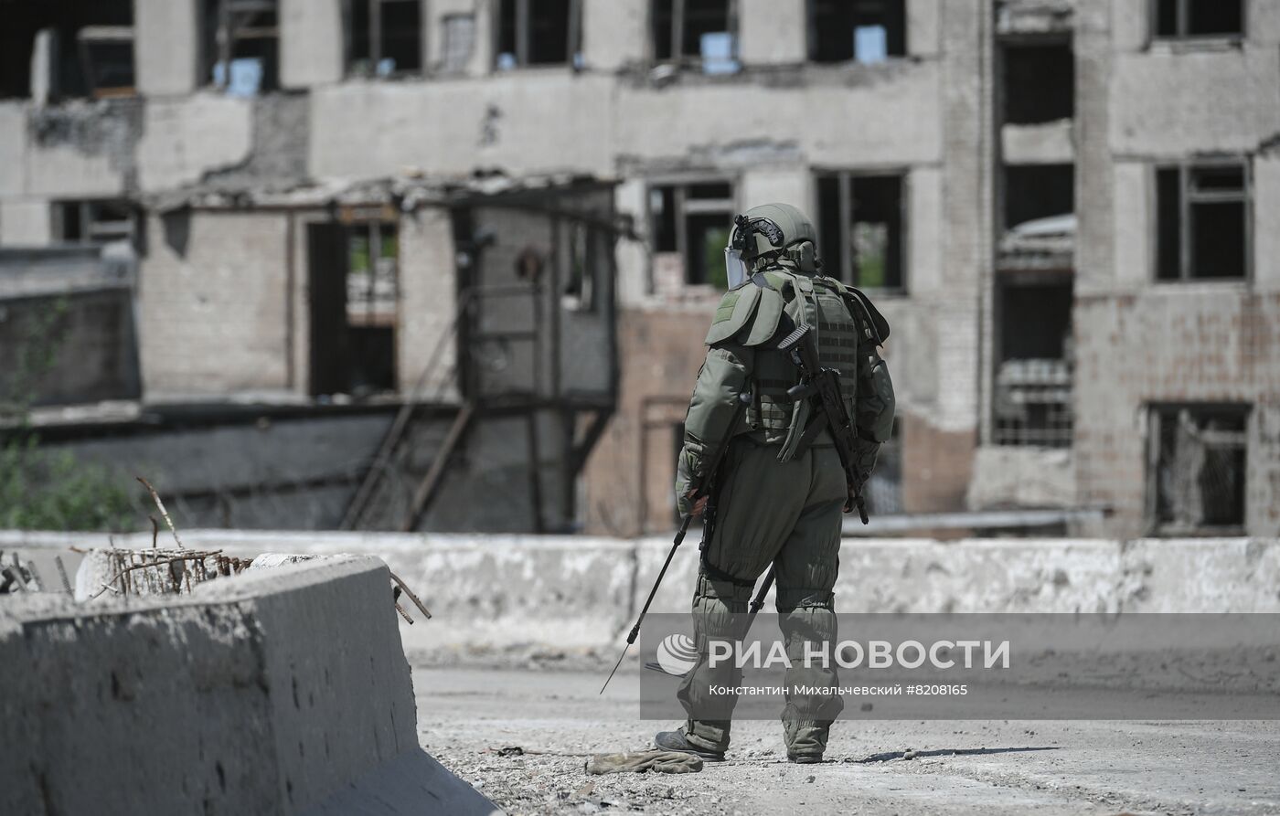 Разминирование территории комбината "Азовсталь" и бывших позиций ВСУ в Мариуполе