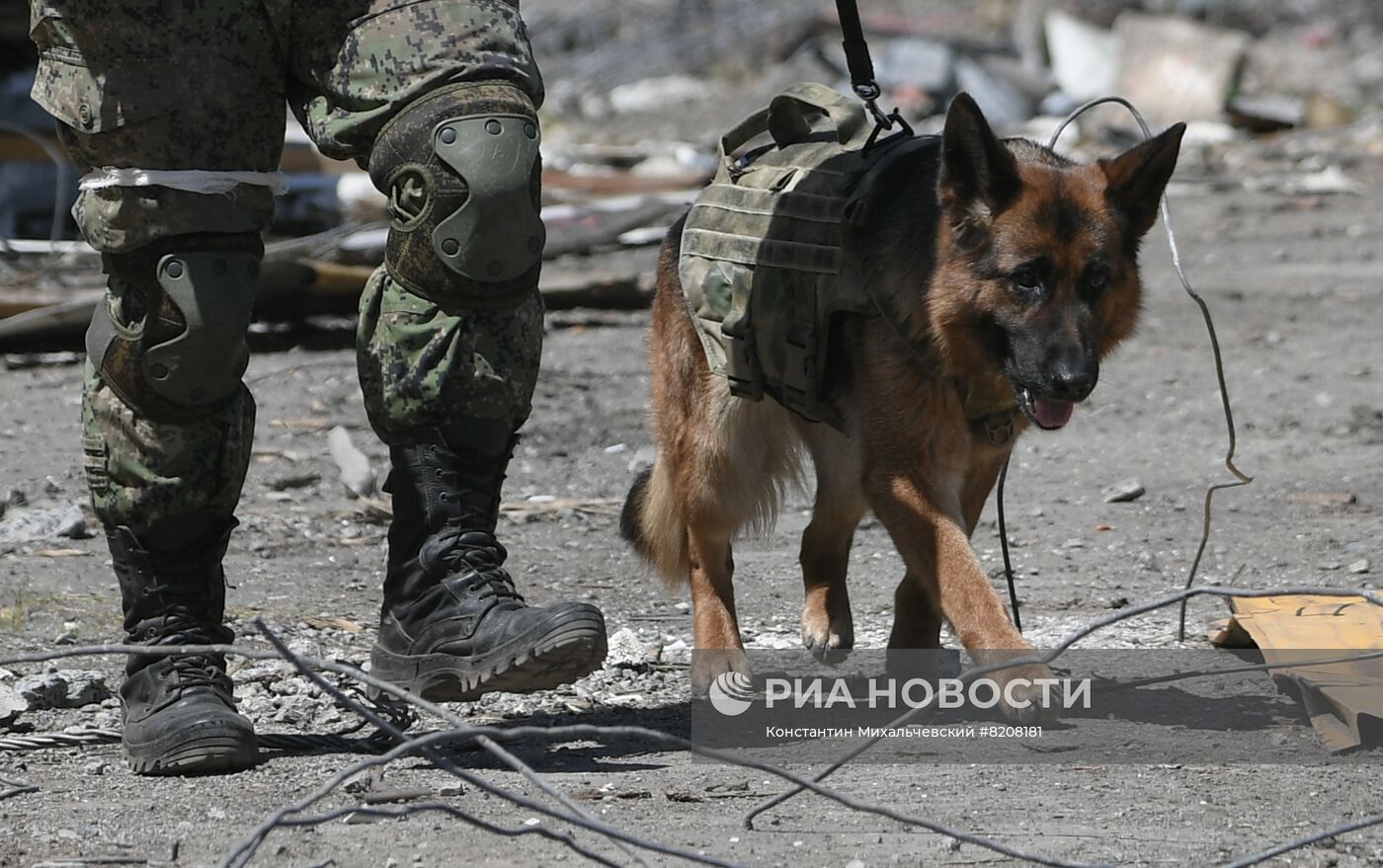 Разминирование территории комбината "Азовсталь" в Мариуполе