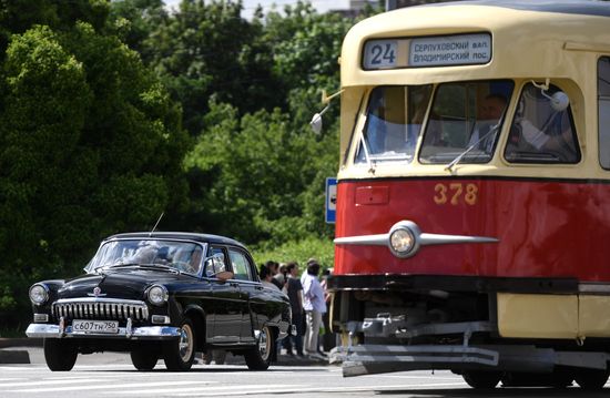 Парад ретротранспорта в Москве 