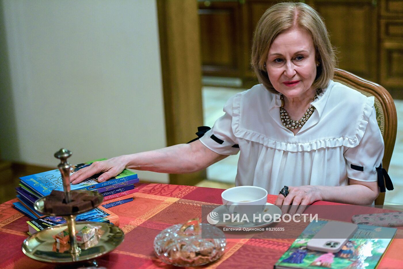 Дарья Донцова отмечает 70-летие