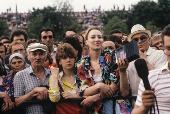 Многотысячный митинг в "Лужниках"