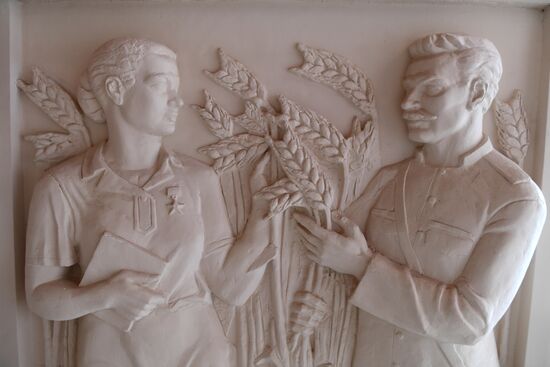 Восстановлены утраченные скульптуры павильона "Радиоэлектроника и связь" на ВДНХ