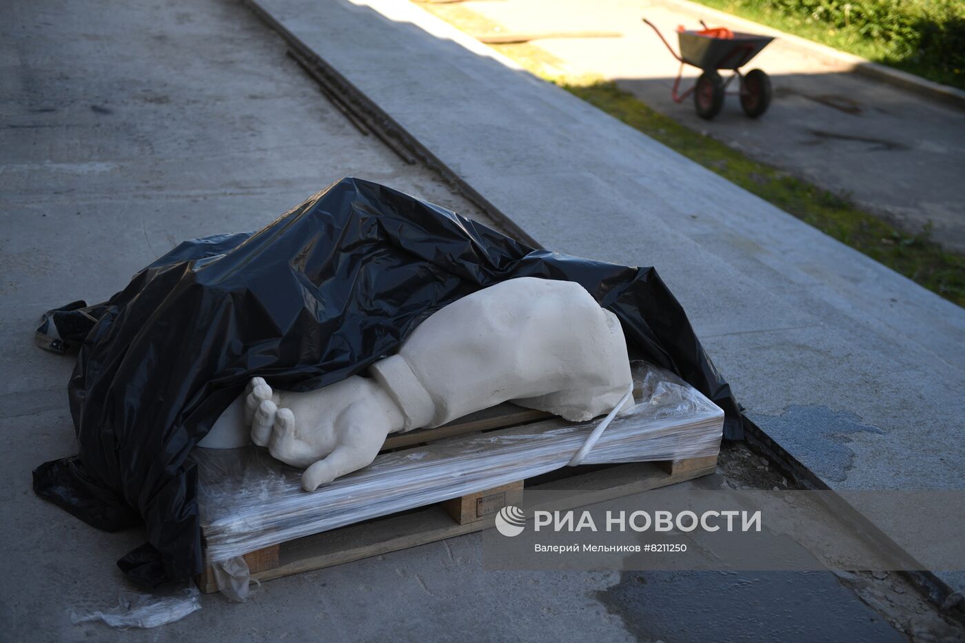 Восстановлены утраченные скульптуры павильона "Радиоэлектроника и связь" на ВДНХ