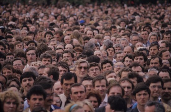 Многотысячный митинг в "Лужниках"