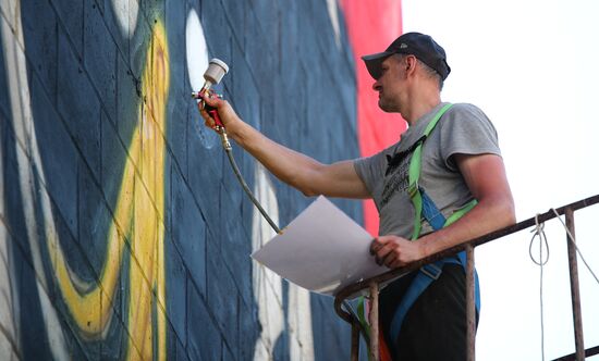 Граффити с портретом погибшего на Украине Героя России