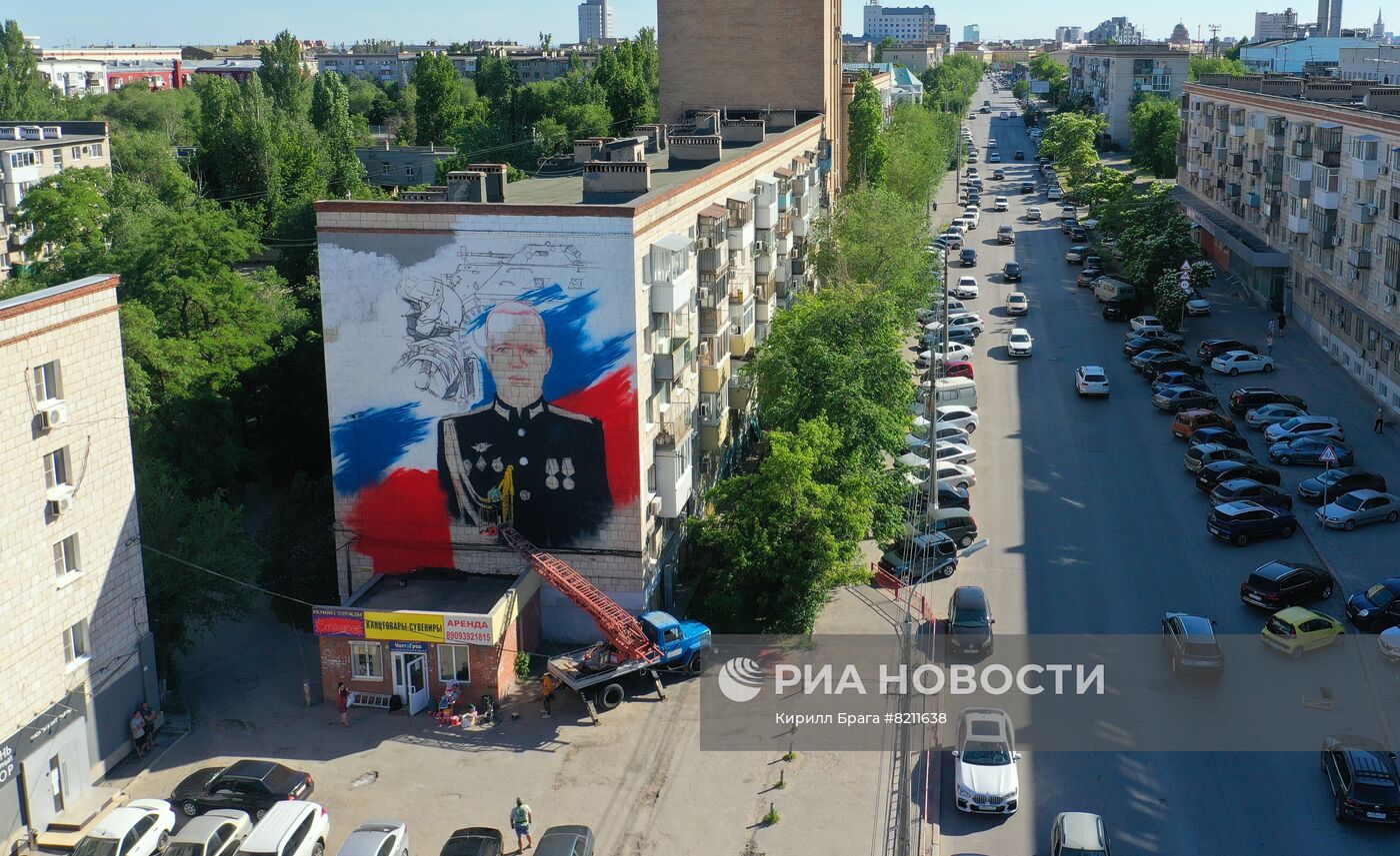 Граффити с портретом погибшего на Украине Героя России