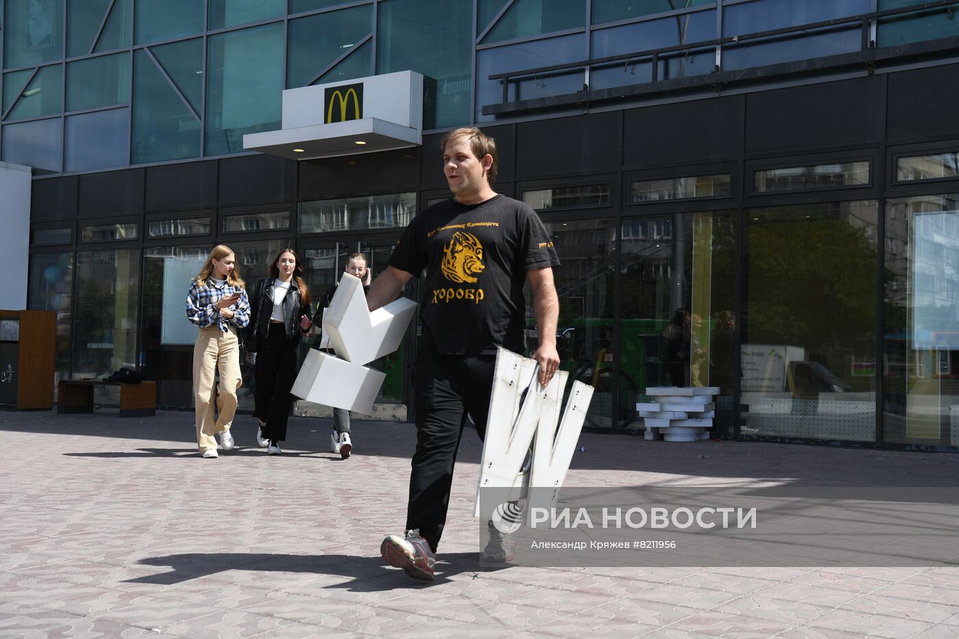 В Новосибирске начали демонтировать вывески "Макдональдс"