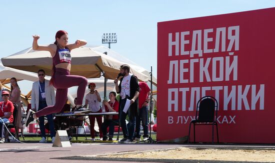 Фигуристка А. Трусова приняла участие в соревнованиях по прыжкам в длину