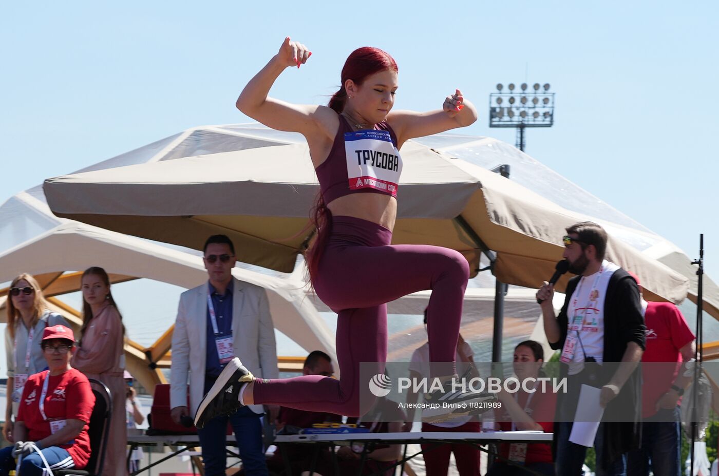 Фигуристка А. Трусова приняла участие в соревнованиях по прыжкам в длину