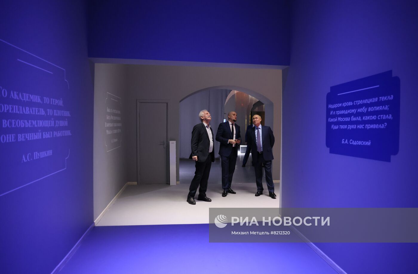 Президент РФ В. Путин посетил мультимедийную выставку "Пётр I. Рождение империи" 
