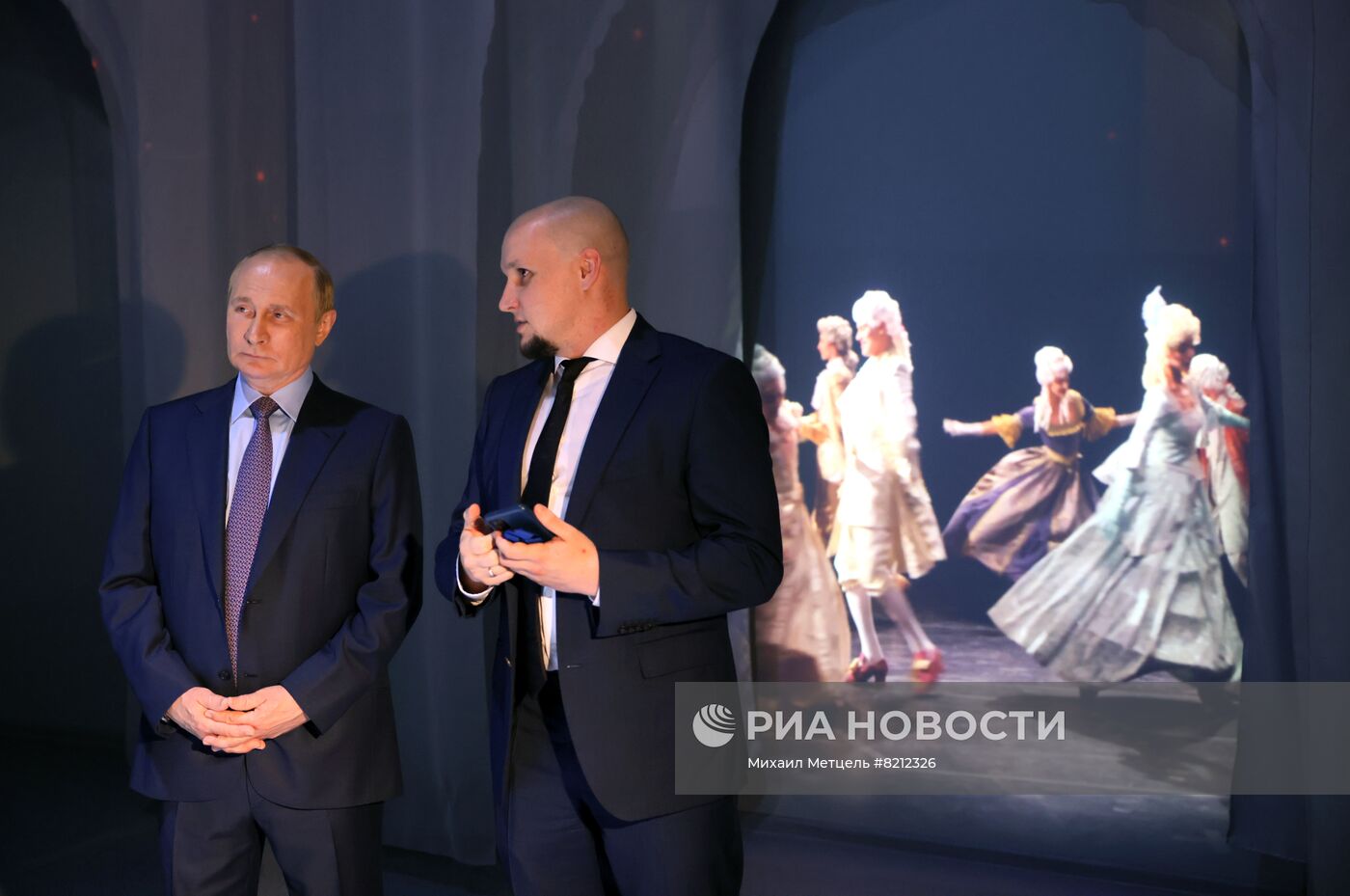 Президент РФ В. Путин посетил мультимедийную выставку "Пётр I. Рождение империи"