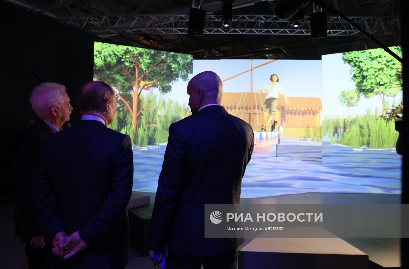 Президент РФ В. Путин посетил мультимедийную выставку "Пётр I. Рождение империи"