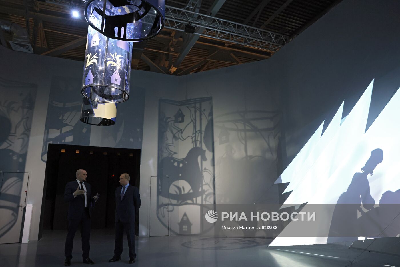 Президент РФ В. Путин посетил мультимедийную выставку "Пётр I. Рождение империи"