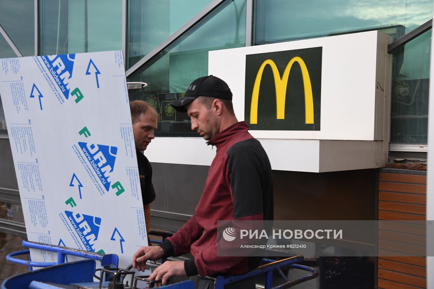 В Новосибирске начали демонтировать вывески "Макдональдс"