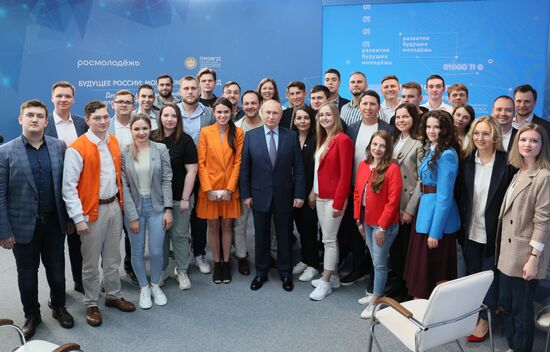 Президент РФ В. Путин провел встречу с молодыми предпринимателями, инженерами и учёными