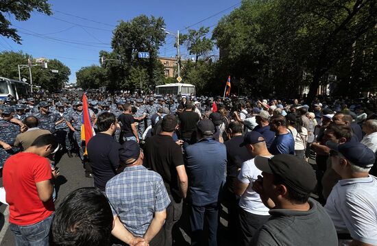 Митинг у резиденции президента в Ереване
