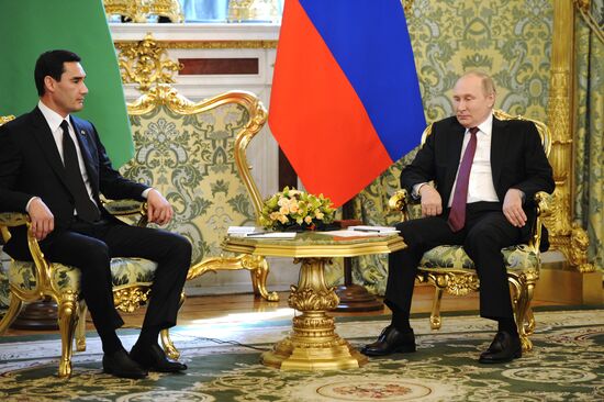 Президент РФ В. Путин встретился с президентом Туркмении С. Бердымухамедовым 
