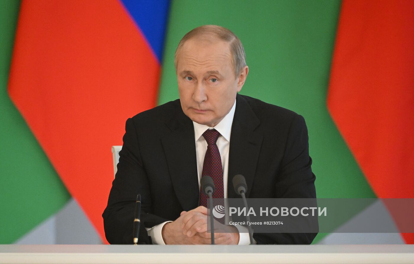 Президент РФ В. Путин встретился с президентом Туркмении С. Бердымухамедовым