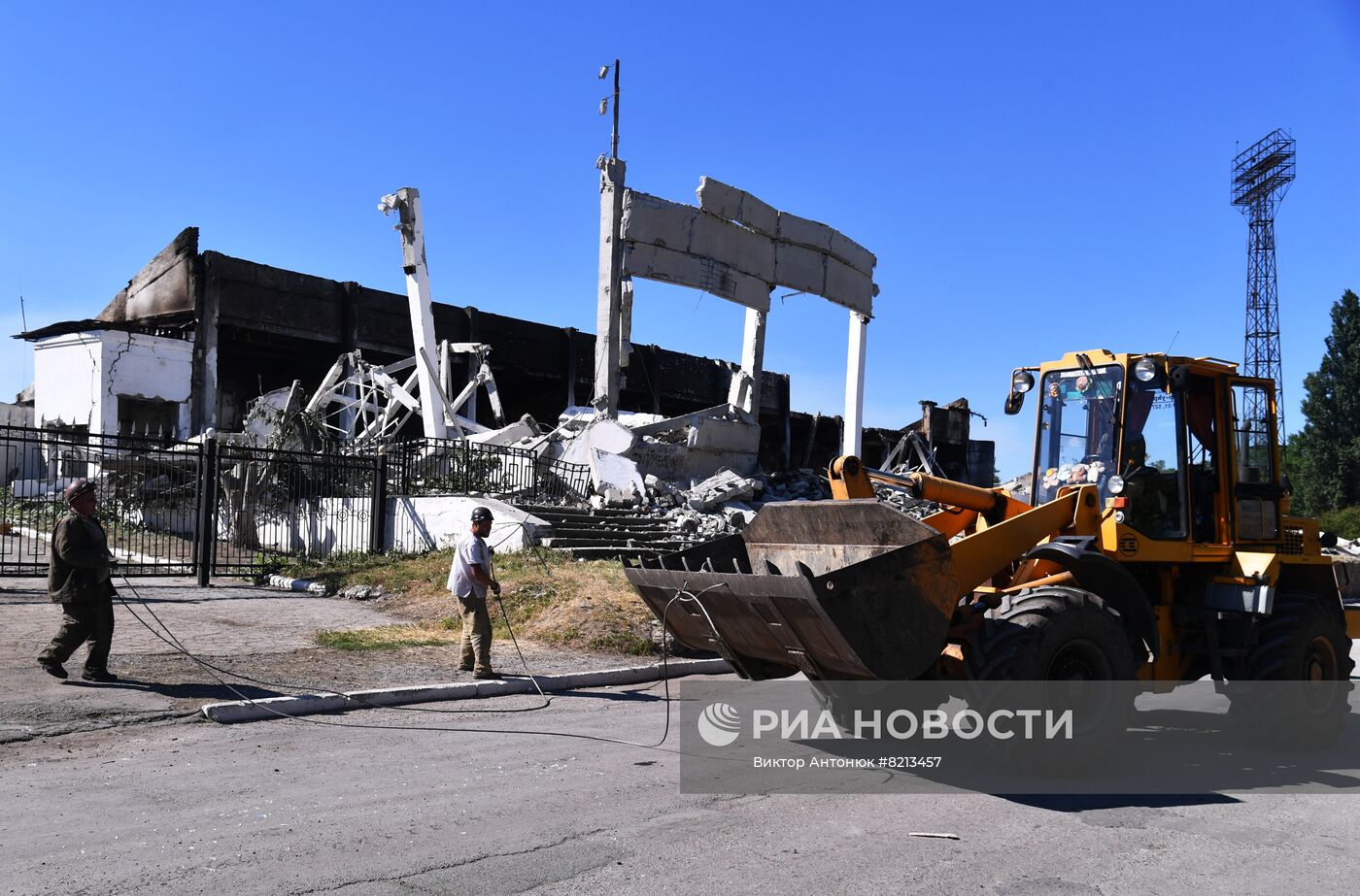 Ликвидация последствий ракетного удара ВСУ по Стаханову в ЛНР