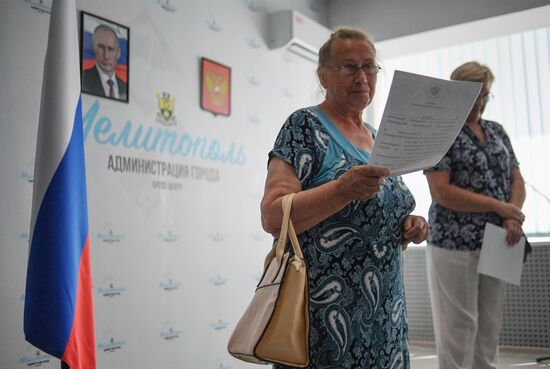 Первые российские паспорта выдали жителям Мелитополя