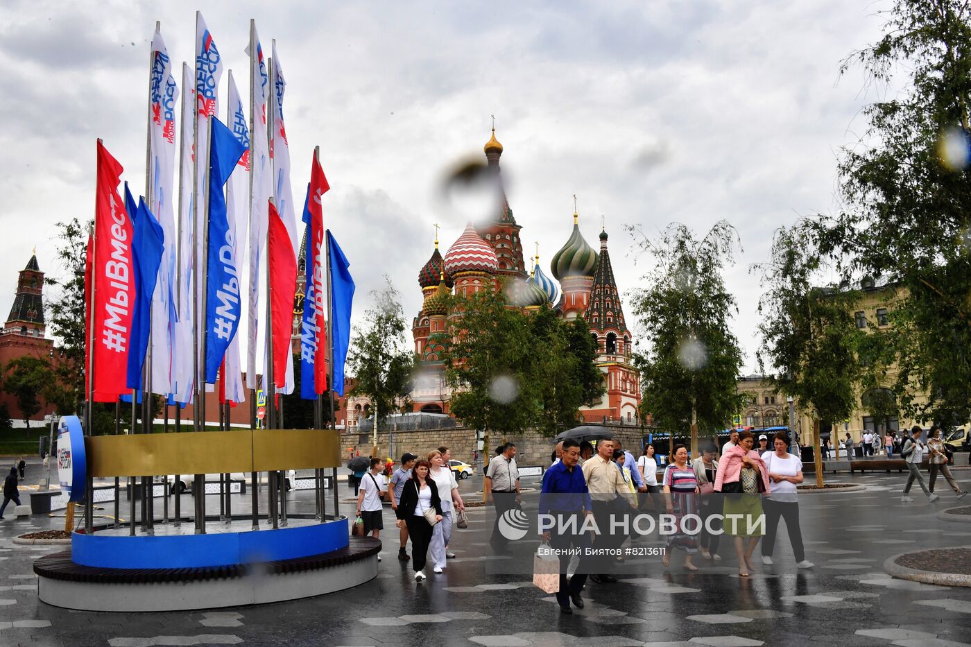 Праздничное оформление Москвы к Дню России