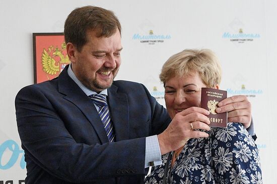 Первые российские паспорта выдали жителям Мелитополя