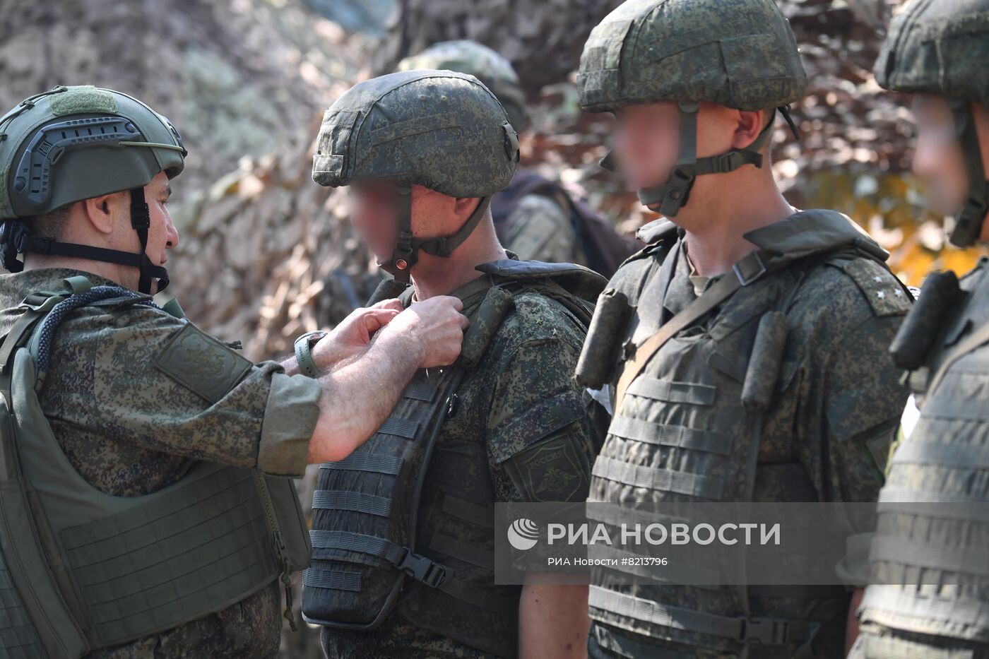 Генерал-полковник Г. Жидко вручил награды военнослужащим за проявленный героизм в ходе спецоперации