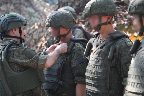 Генерал-полковник Г. Жидко вручил награды военнослужащим за проявленный героизм в ходе спецоперации