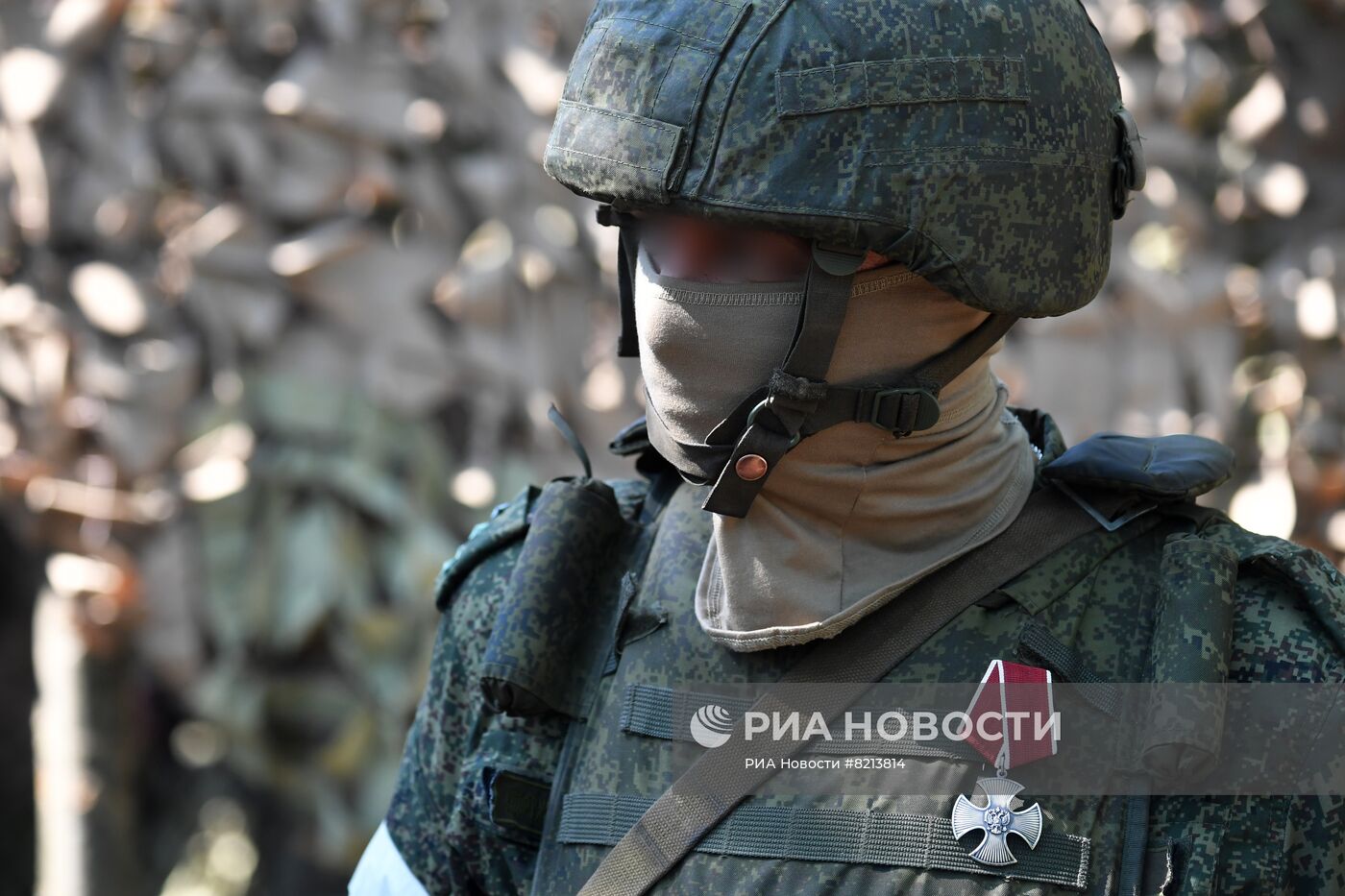 Генерал-полковник Г. Жидко вручил награды военнослужащим за проявленный героизм в ходе спецоперации