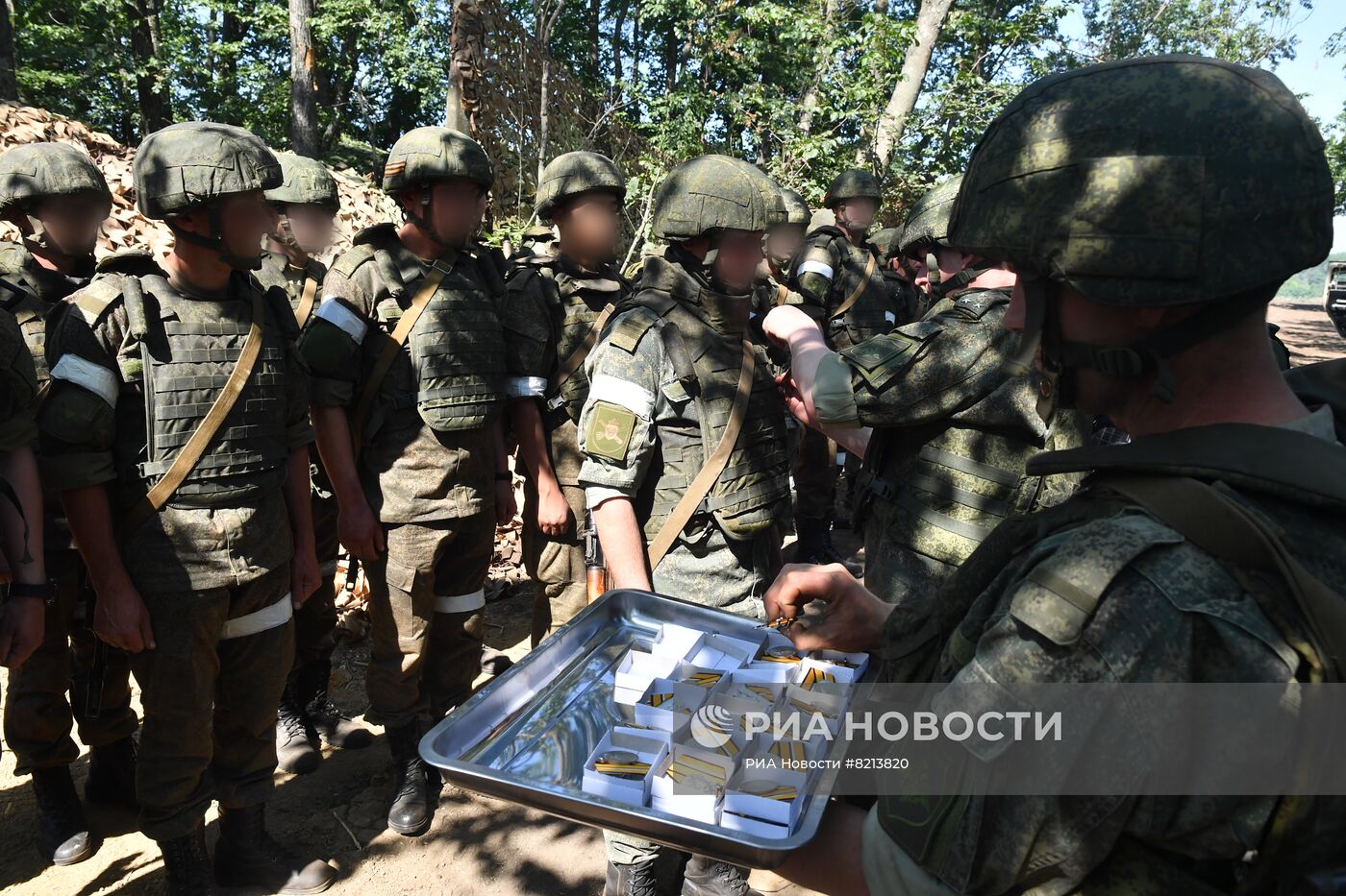 Генерал-полковник Г. Жидко вручил награды военнослужащим за проявленный героизм в ходе спецоперации