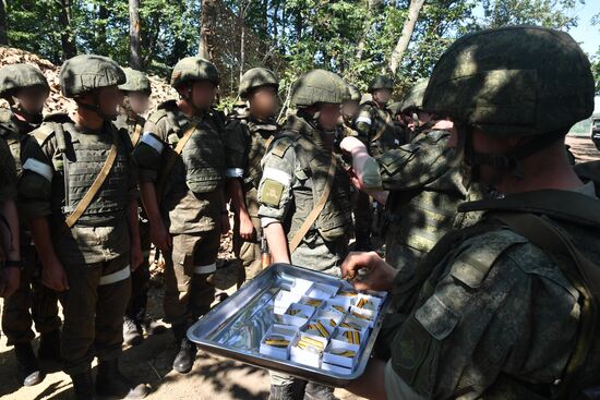 Генерал-полковник Г. Жидко вручил награды военнослужащим за проявленный героизм в ходе спецоперации