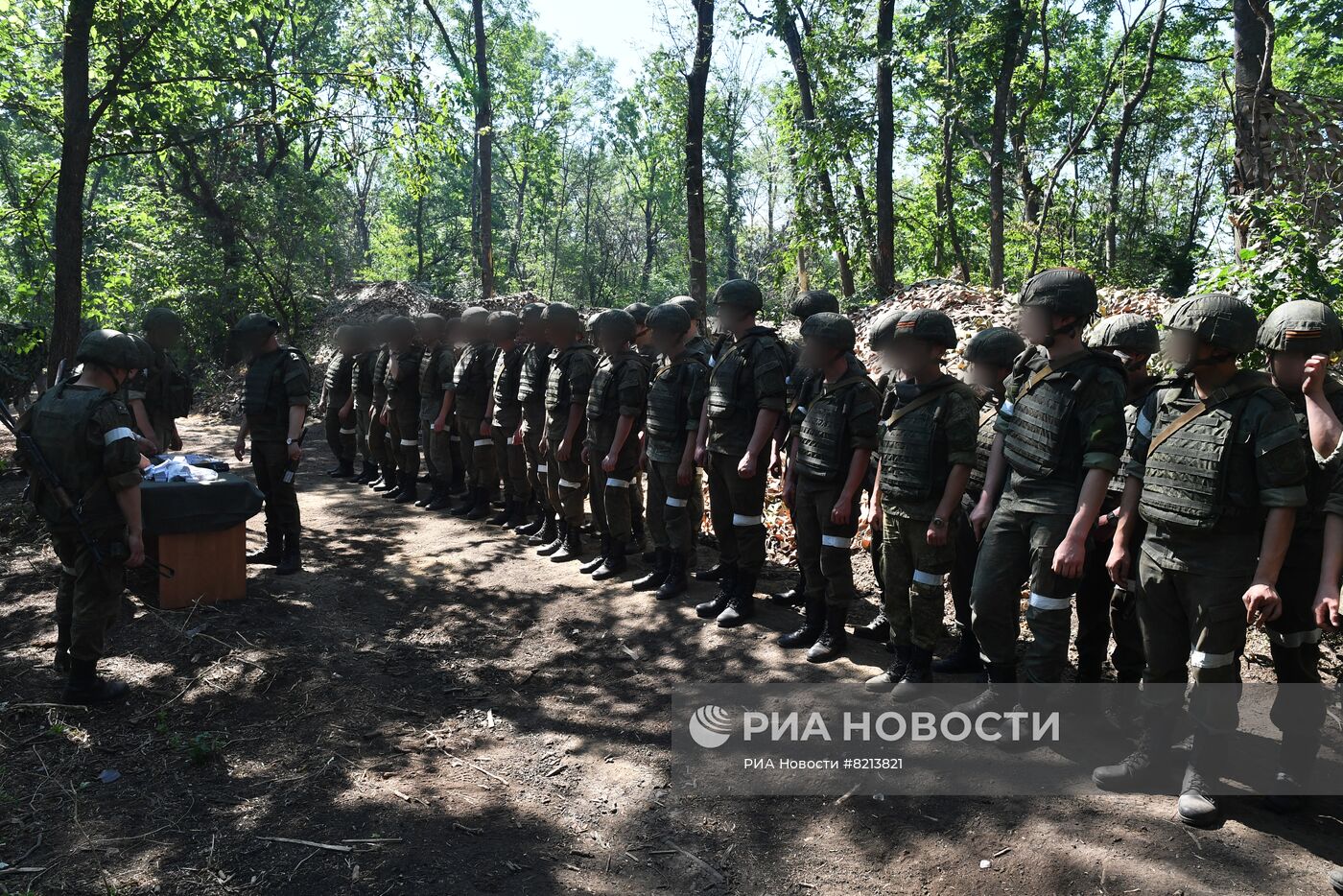 Генерал-полковник Г. Жидко вручил награды военнослужащим за проявленный героизм в ходе спецоперации