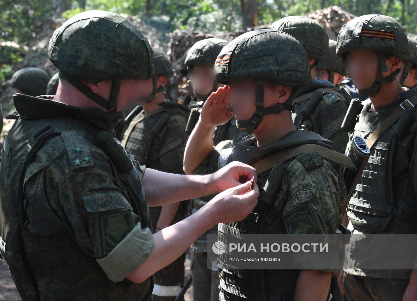 Генерал-полковник Г. Жидко вручил награды военнослужащим за проявленный героизм в ходе спецоперации