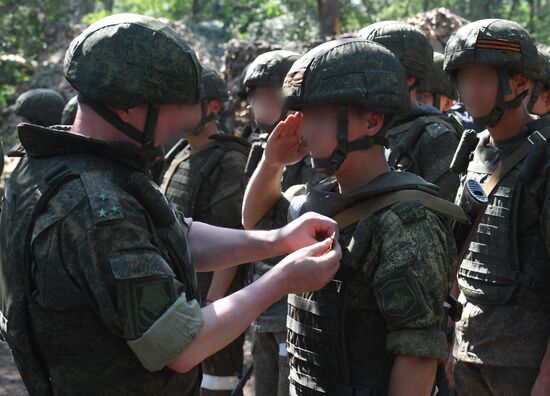 Генерал-полковник Г. Жидко вручил награды военнослужащим за проявленный героизм в ходе спецоперации