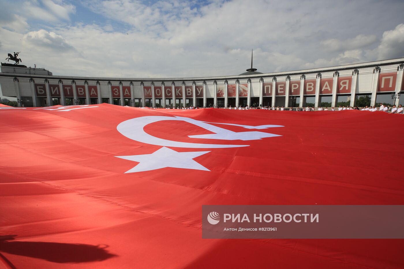 Самое большое в мире Знамя Победы развернули у стен Музея Победы