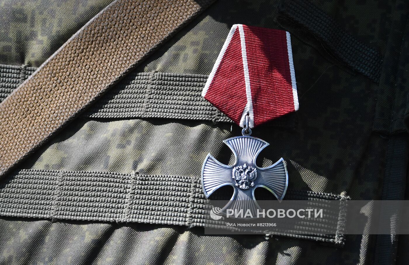 Генерал-полковник Г. Жидко вручил награды военнослужащим за проявленный героизм в ходе спецоперации