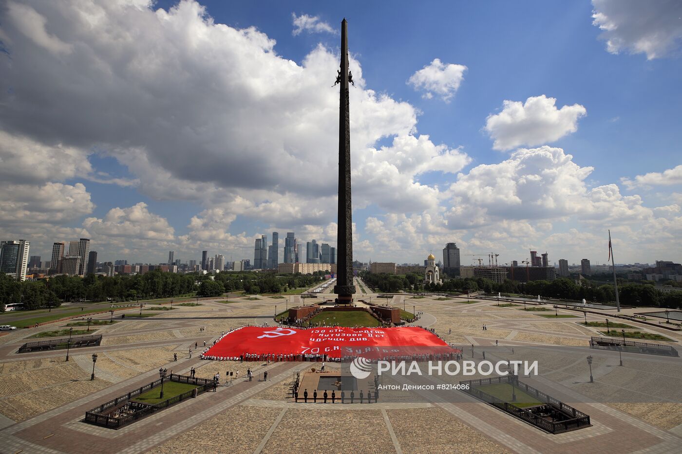 Самое большое в мире Знамя Победы развернули у стен Музея Победы