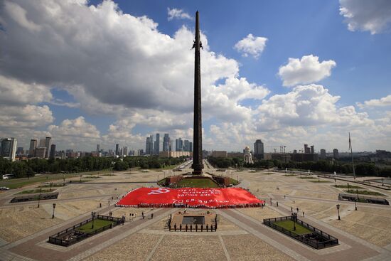 Самое большое в мире Знамя Победы развернули у стен Музея Победы