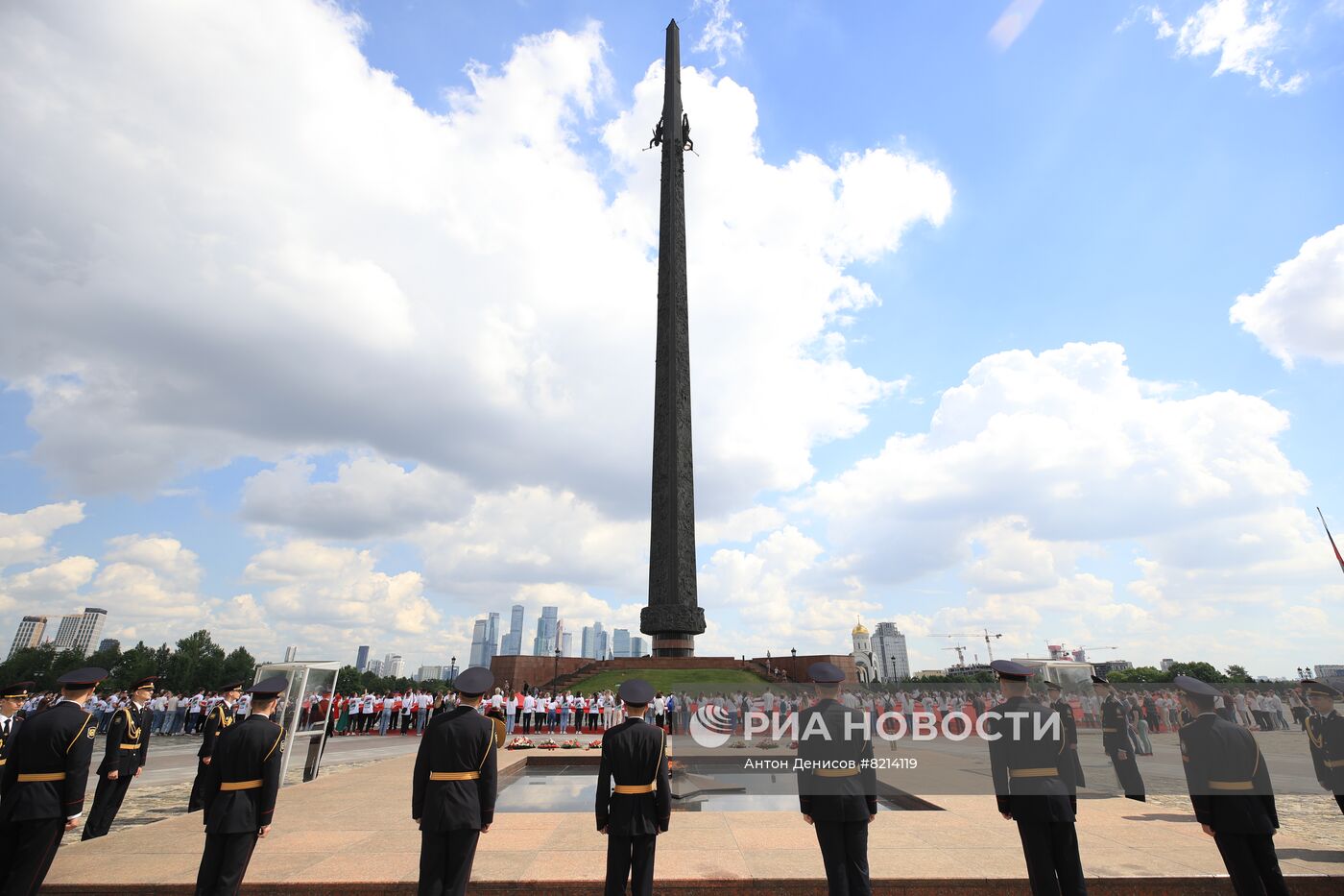 Самое большое в мире Знамя Победы развернули у стен Музея Победы