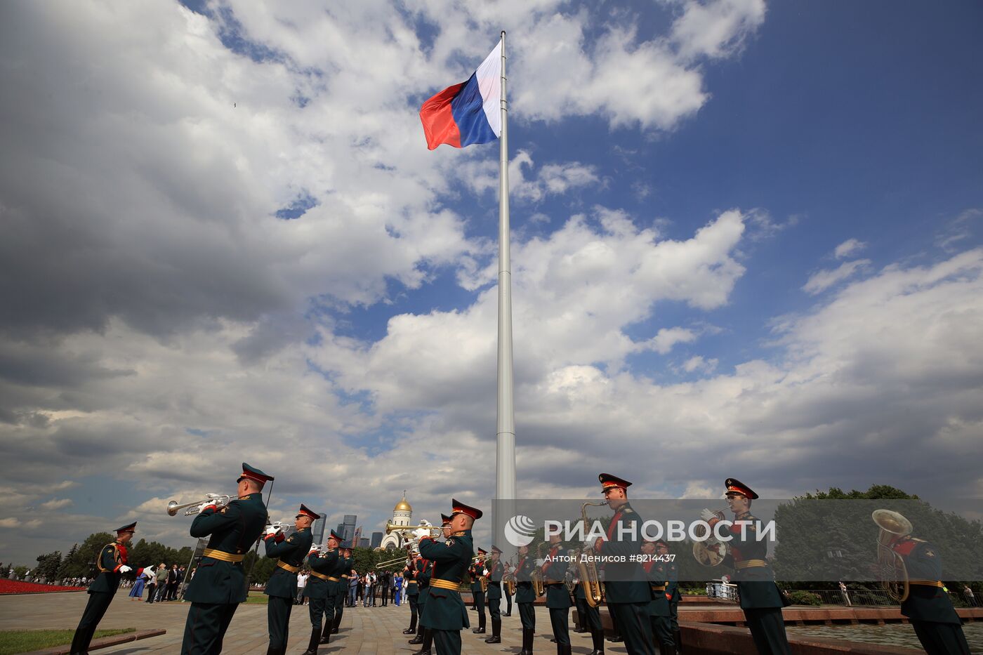 Церемония подъема Государственного флага РФ