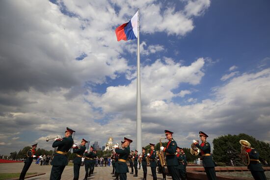 Церемония подъема Государственного флага РФ