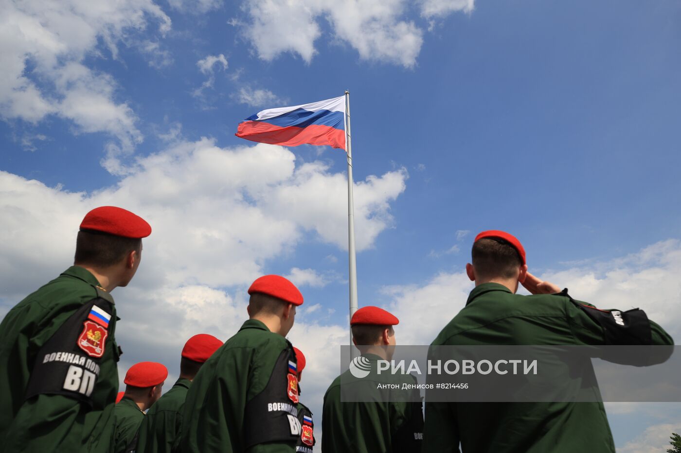 Церемония подъема Государственного флага РФ
