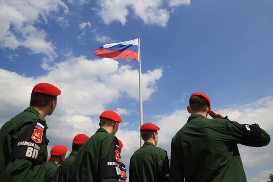 Церемония подъема Государственного флага РФ