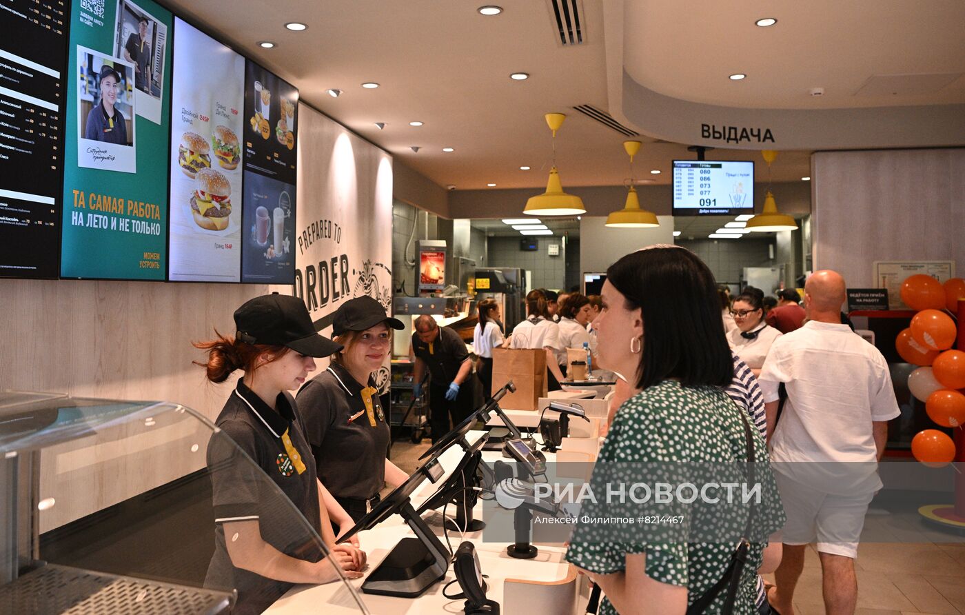 Открытие новой сети ресторанов быстрого питания "Вкусно и точка" в Москве