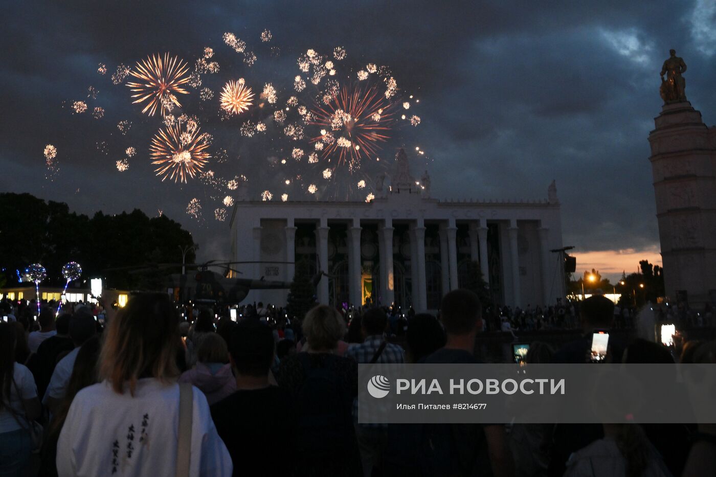 Праздничный салют в Москве в честь Дня России