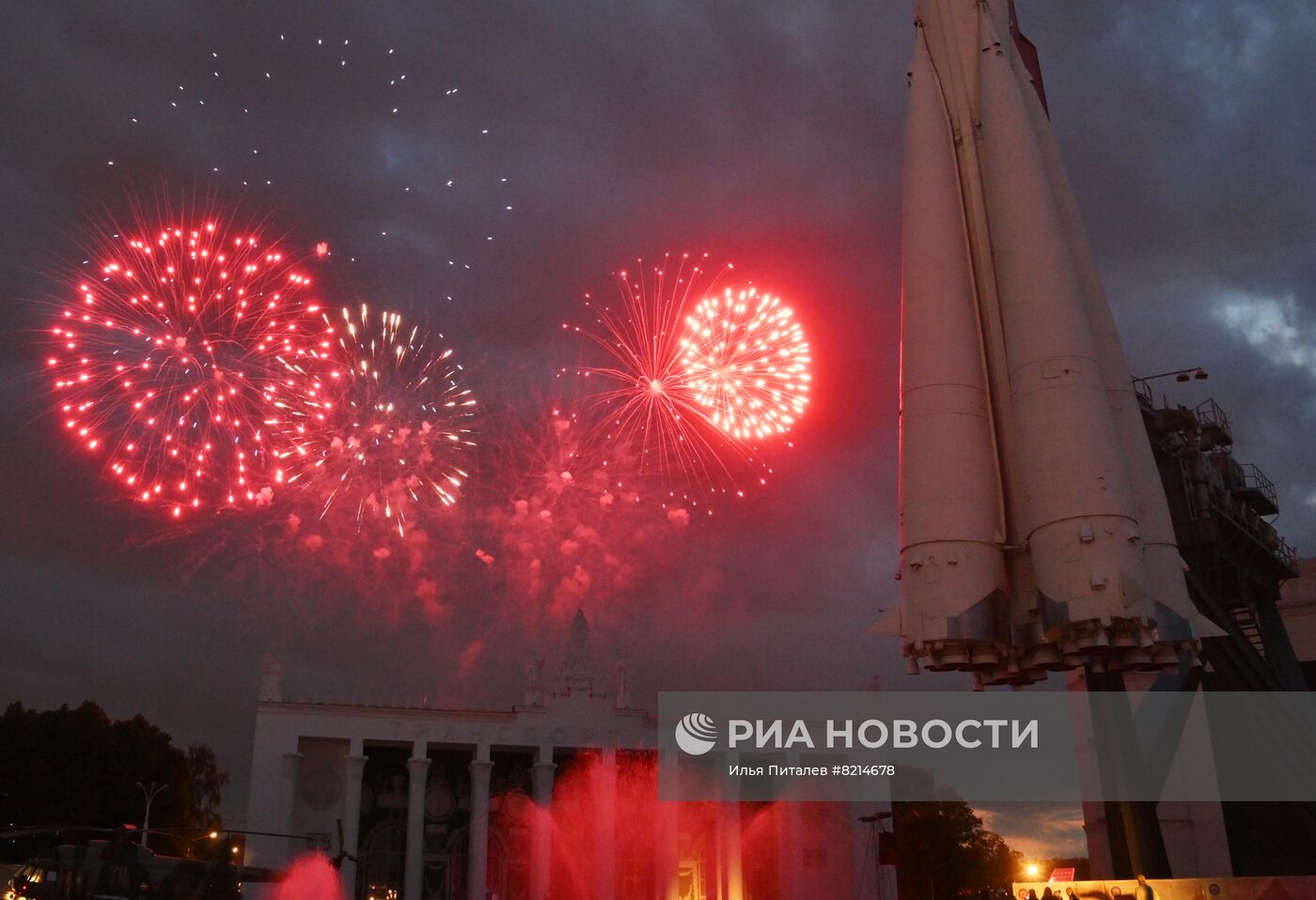 Праздничный салют в Москве в честь Дня России