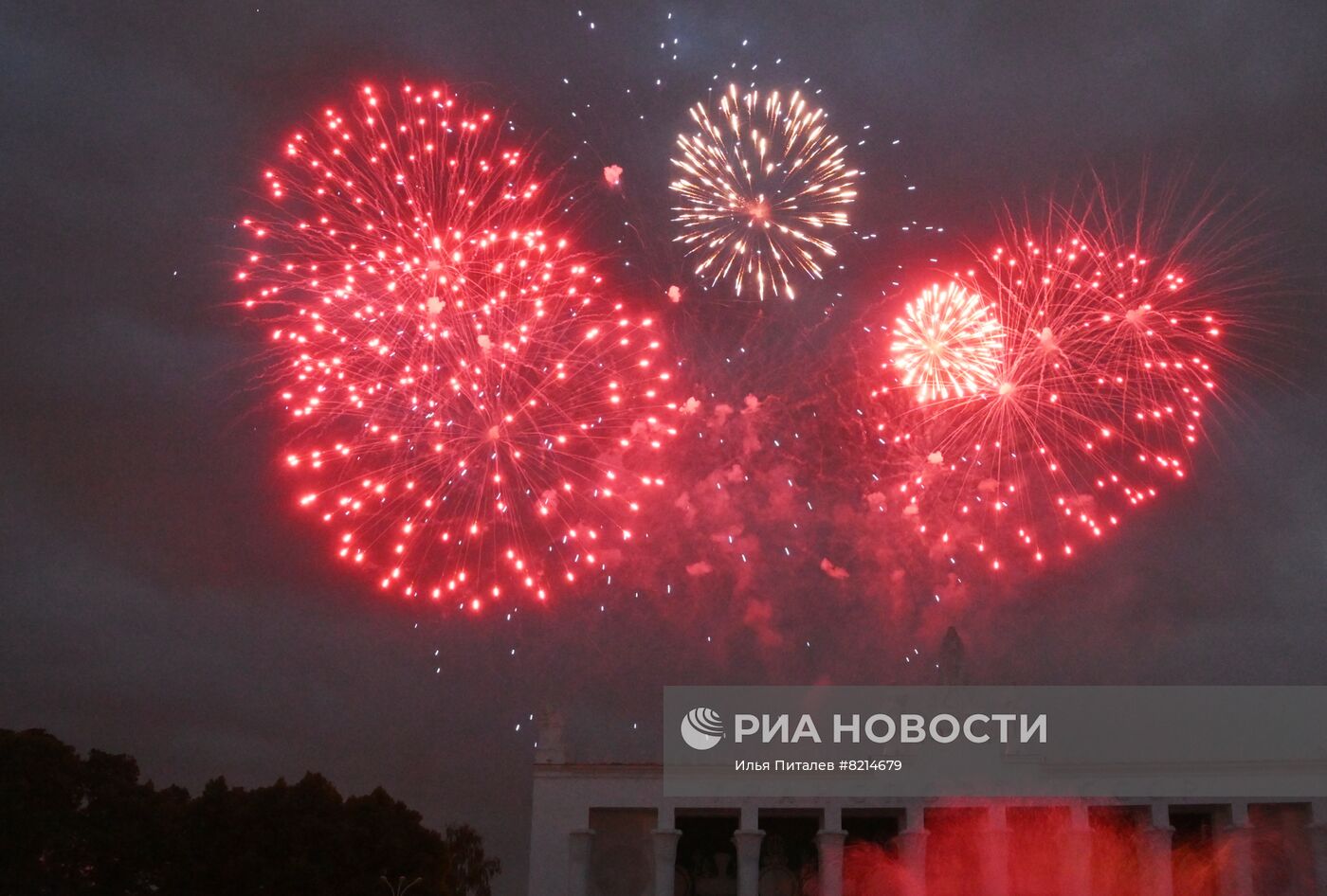 Праздничный салют в Москве в честь Дня России