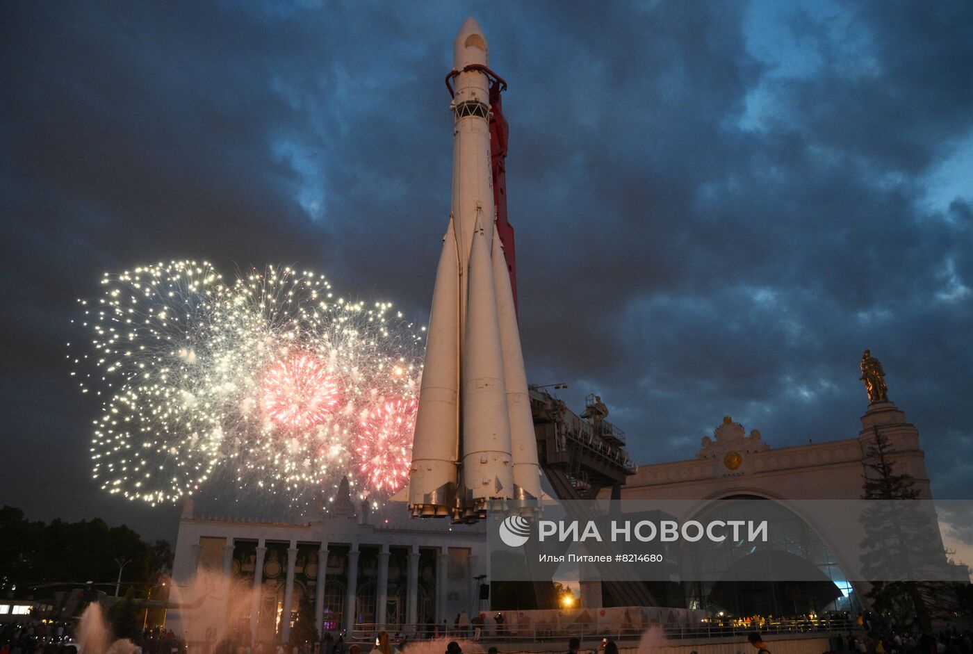 Праздничный салют в Москве в честь Дня России