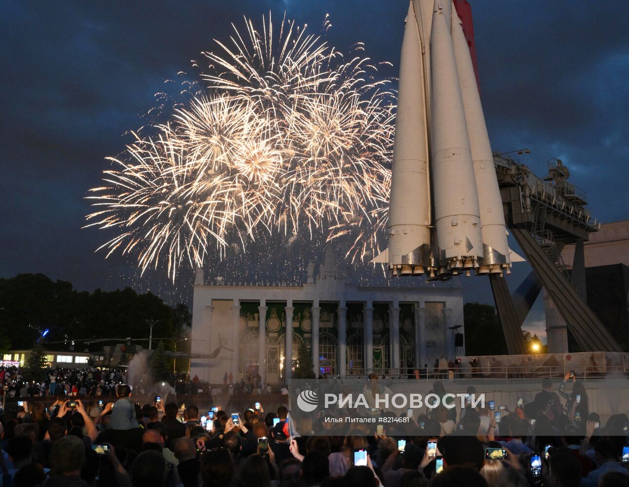 Праздничный салют в Москве в честь Дня России